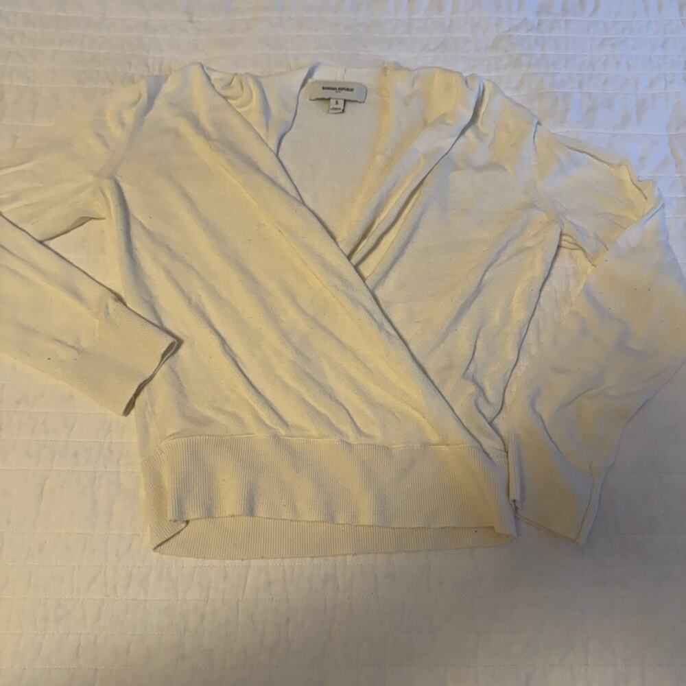 Banana Republic Women's V-Neck Cream Sweater